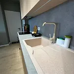 Urban Charm With Jacuzzi 地拉那