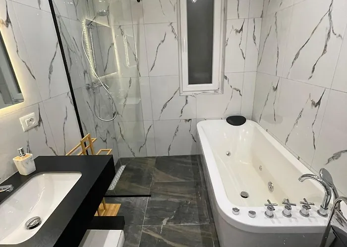 Urban Charm With Jacuzzi Appartement Tirana